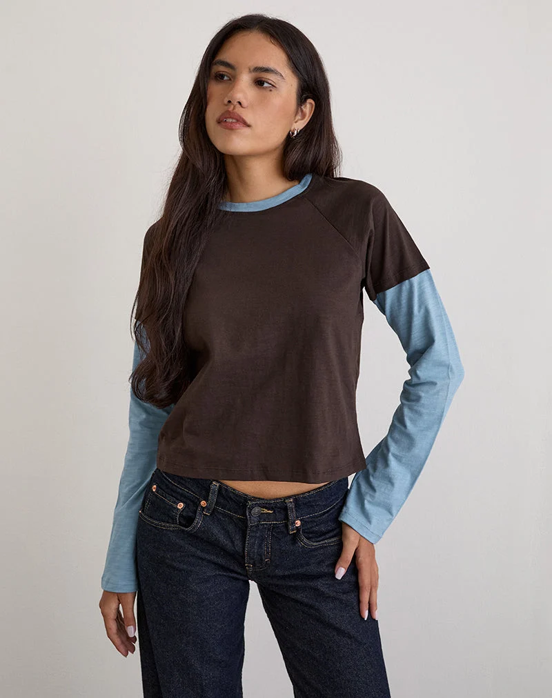 Enid Layered T-Shirt in Schokoladenbraun und Hellblau