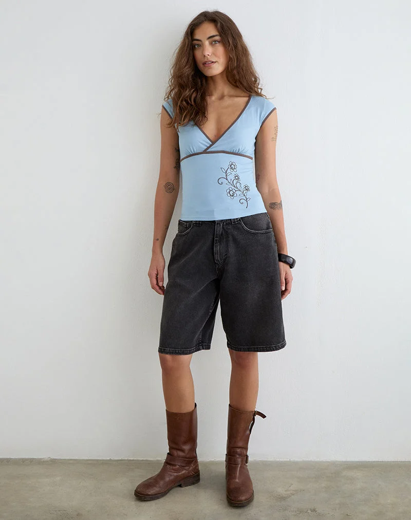Liuvia-Top in Nantucket-Blau mit Einfassung in Coffee Quartz und Blumenstickerei
