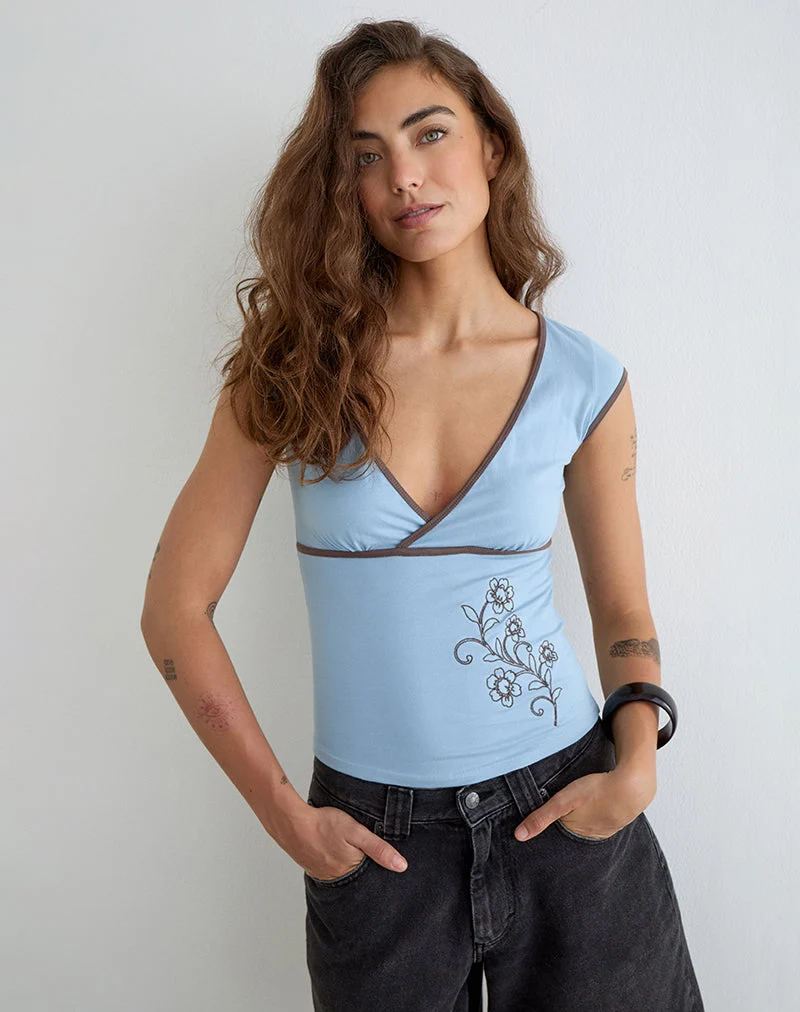 Liuvia-Top in Nantucket-Blau mit Einfassung in Coffee Quartz und Blumenstickerei