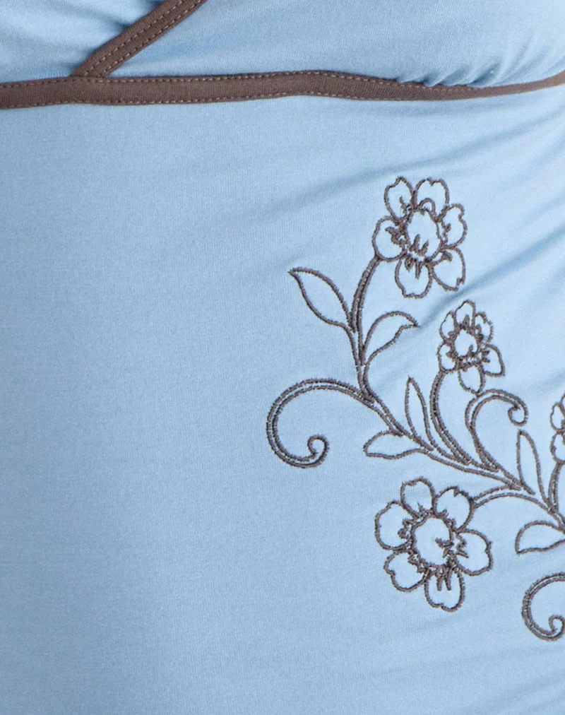 Liuvia-Top in Nantucket-Blau mit Einfassung in Coffee Quartz und Blumenstickerei