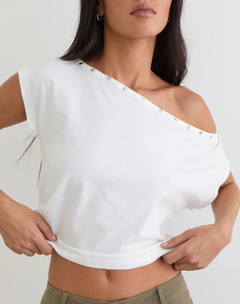 Bizzy Top mit Nietenverzierung am Ausschnitt in Off-White