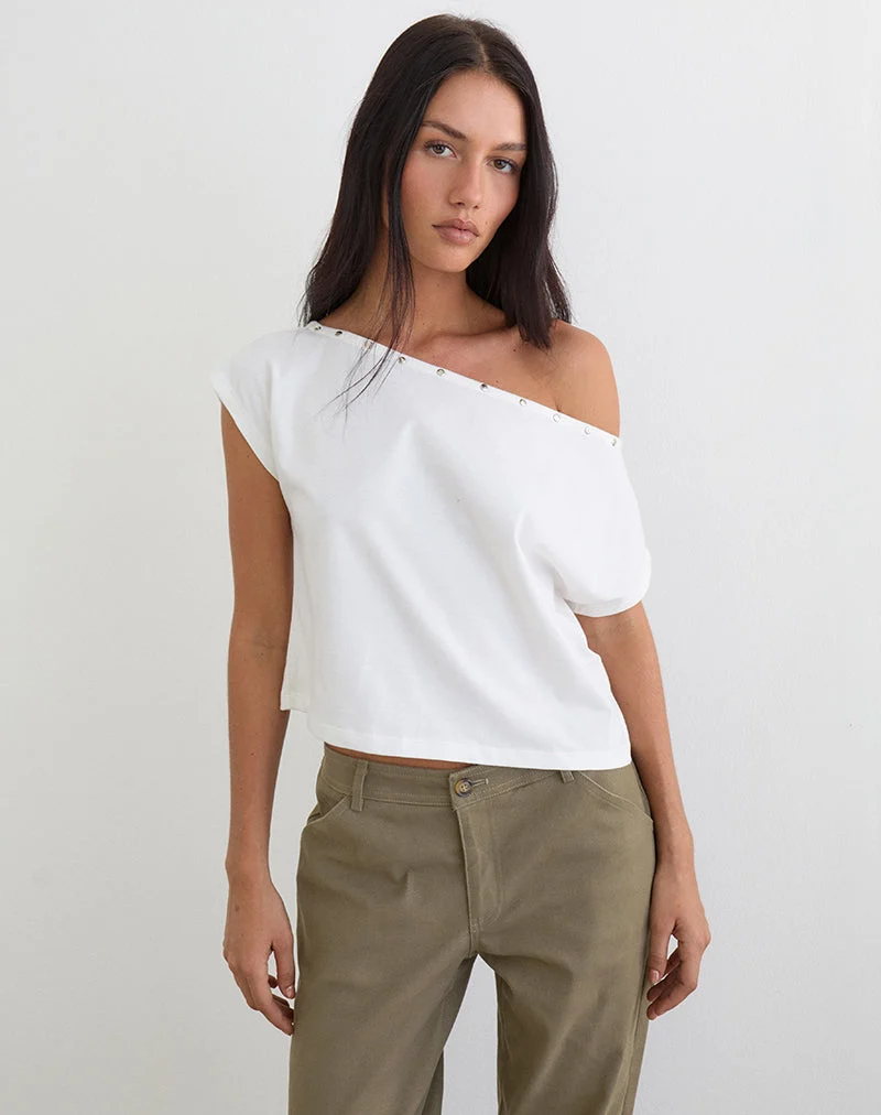 Bizzy Top mit Nietenverzierung am Ausschnitt in Off-White