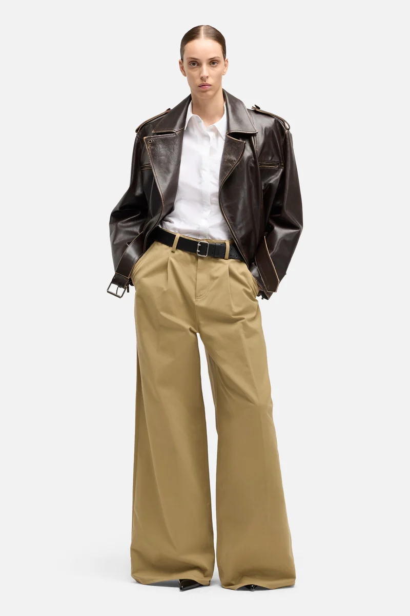 Comfort Twill Pleated Wide Leg Trouser in Sand Storm