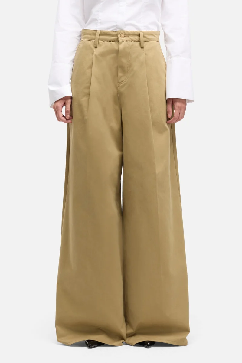 Comfort Twill Pleated Wide Leg Trouser in Sand Storm