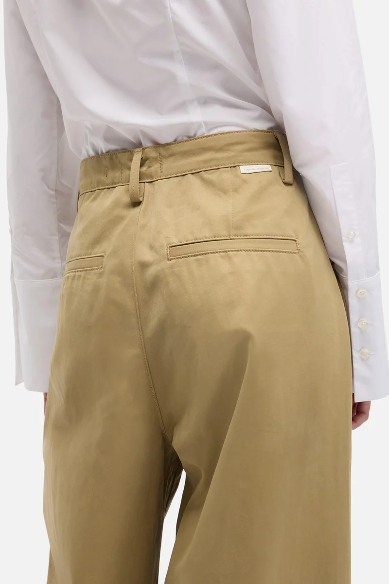 Comfort Twill Pleated Wide Leg Trouser in Sand Storm