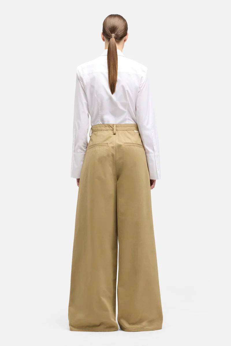 Comfort Twill Pleated Wide Leg Trouser in Sand Storm