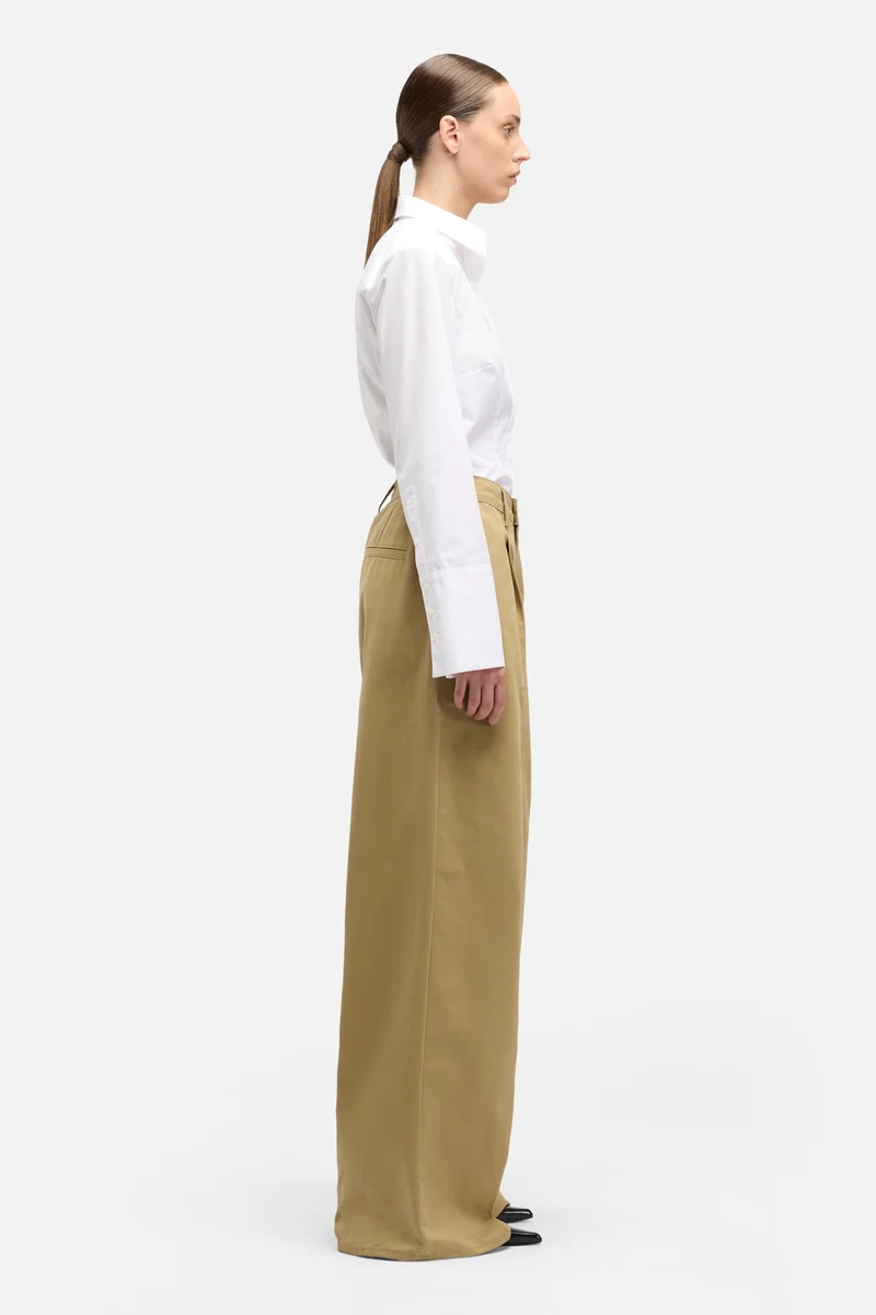 Comfort Twill Pleated Wide Leg Trouser in Sand Storm