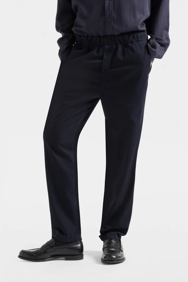 STRAIGHT CHINO in Luxe Performance Sateen Navy