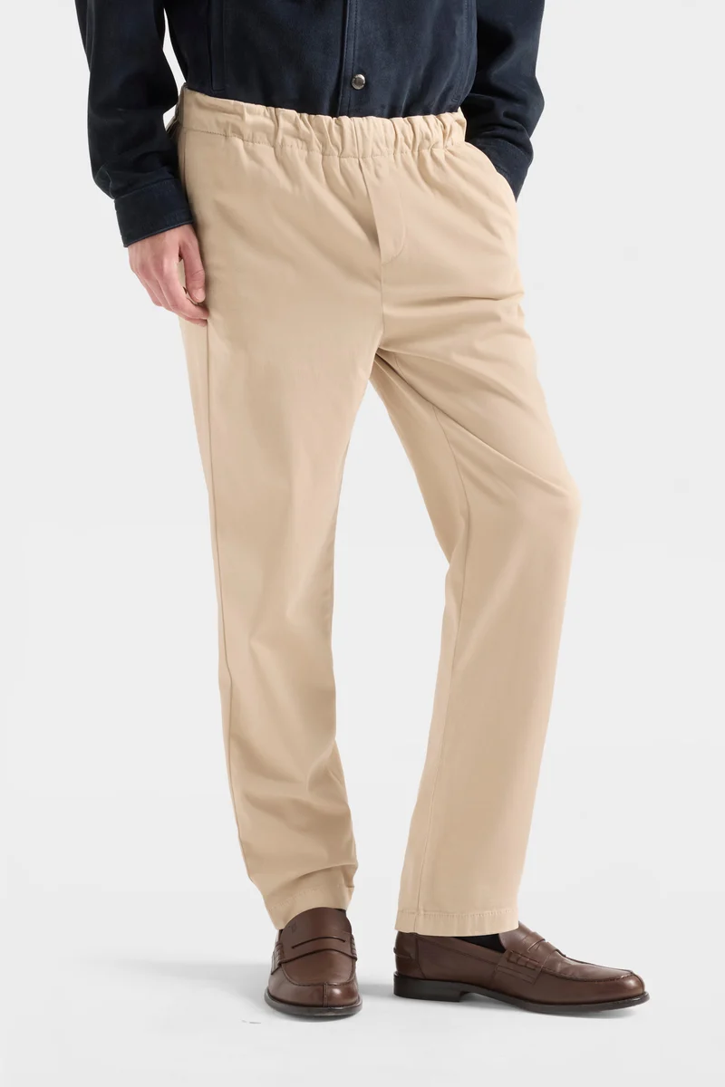STRAIGHT CHINO in Luxe Performance Sateen Sandcastle