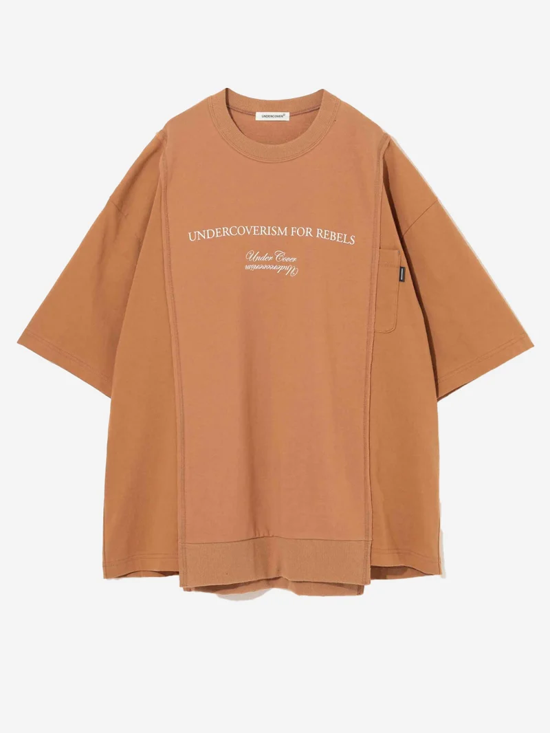 T-shirt marrone con grafica 'Undercoverism' e inserti