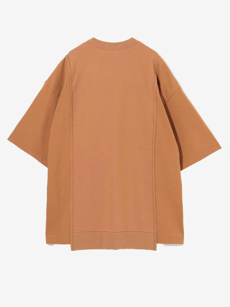T-shirt marrone con grafica 'Undercoverism' e inserti