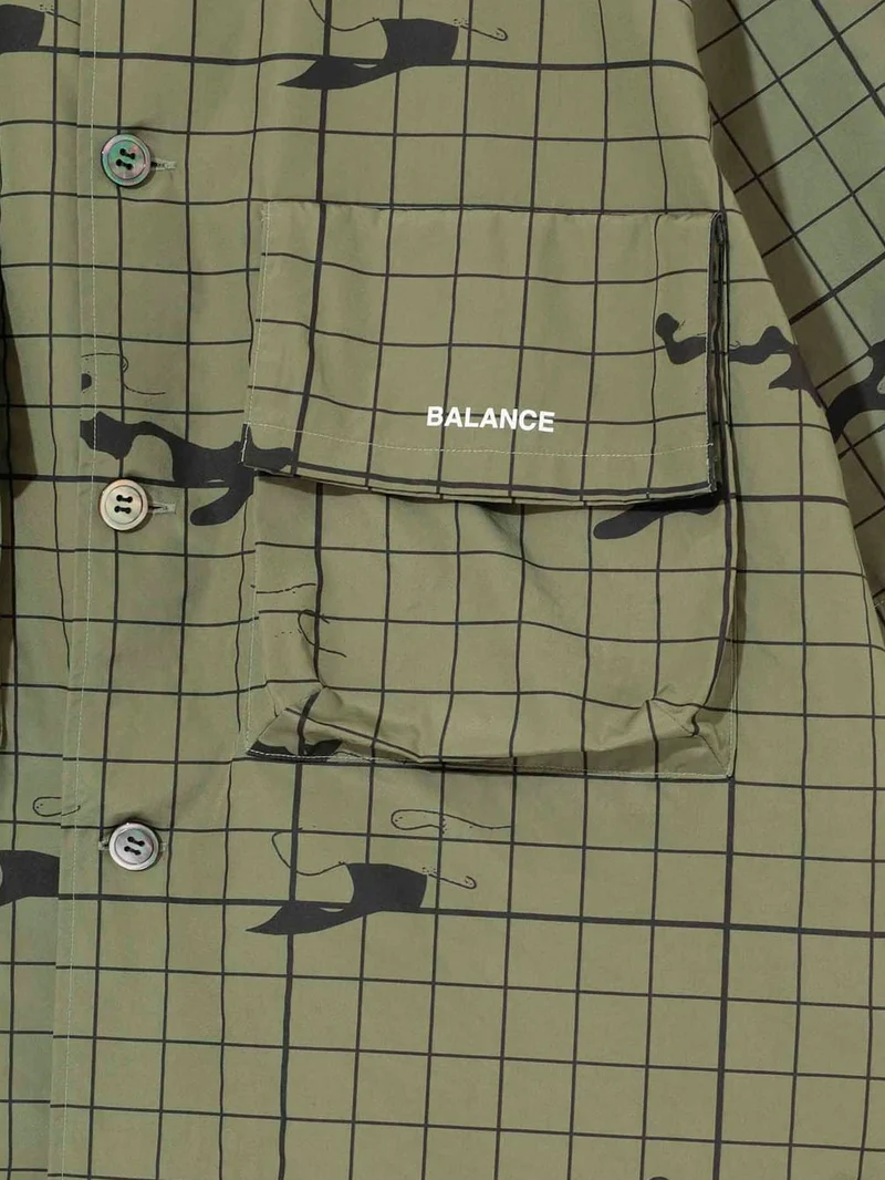 Camicia a maniche corte khaki con colletto punta e grafica 'Chaos Balance'