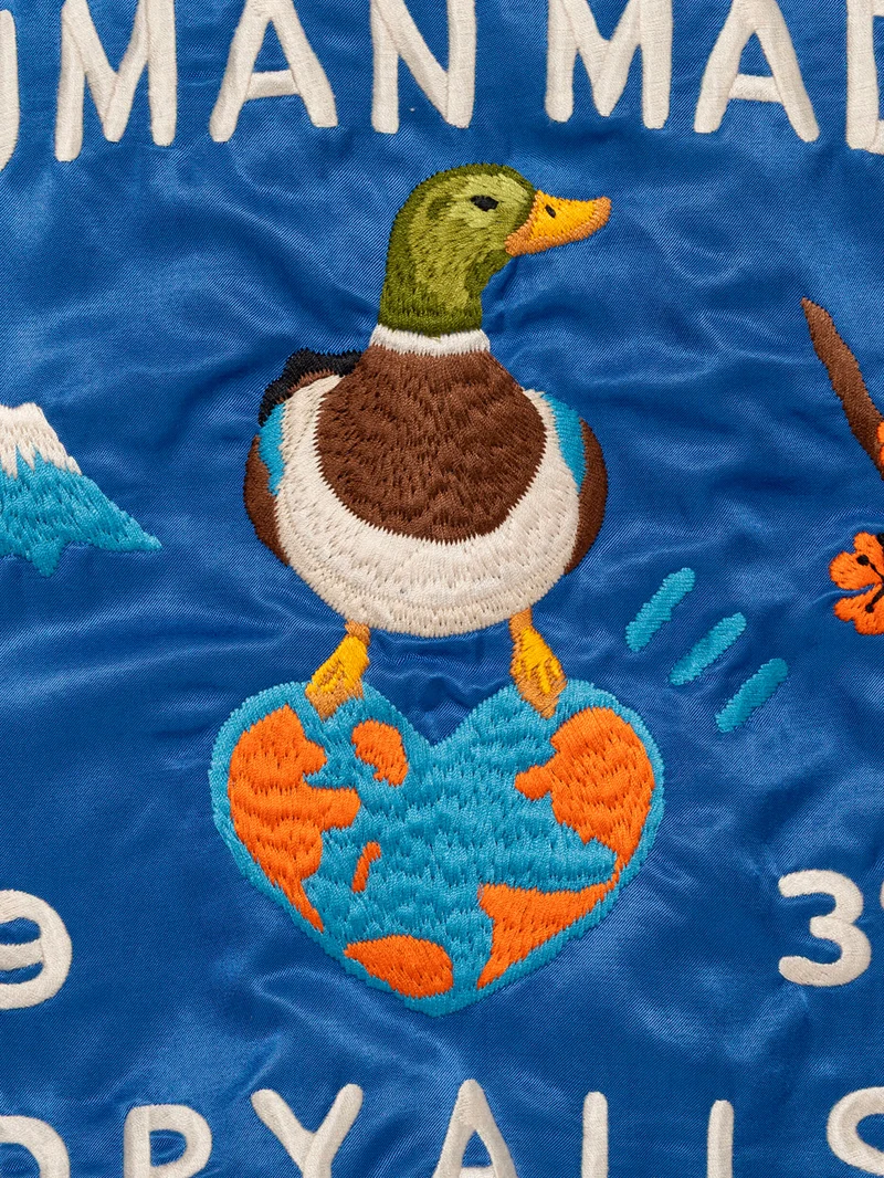 Giacca satinata blu con grafiche ricamate