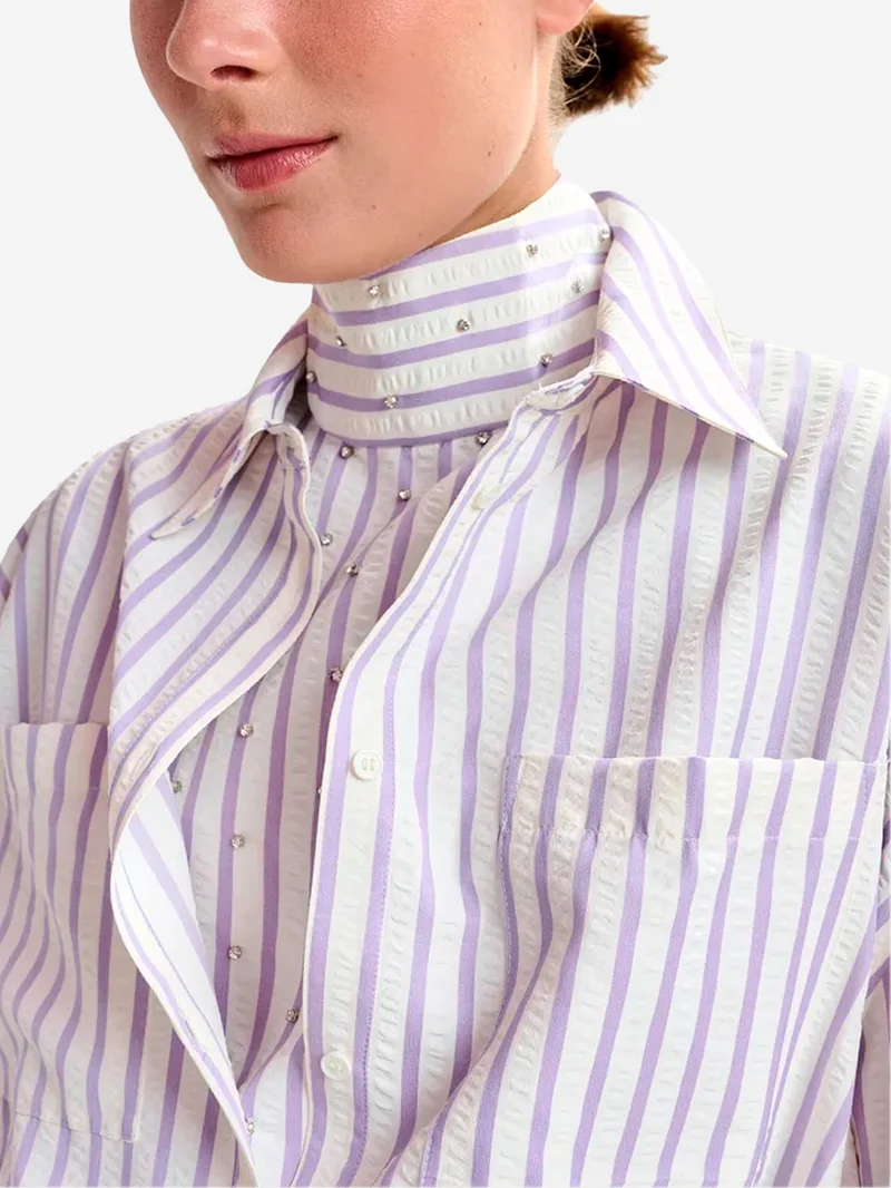 Camicia oversize viola e panna con strass e bavero a strati