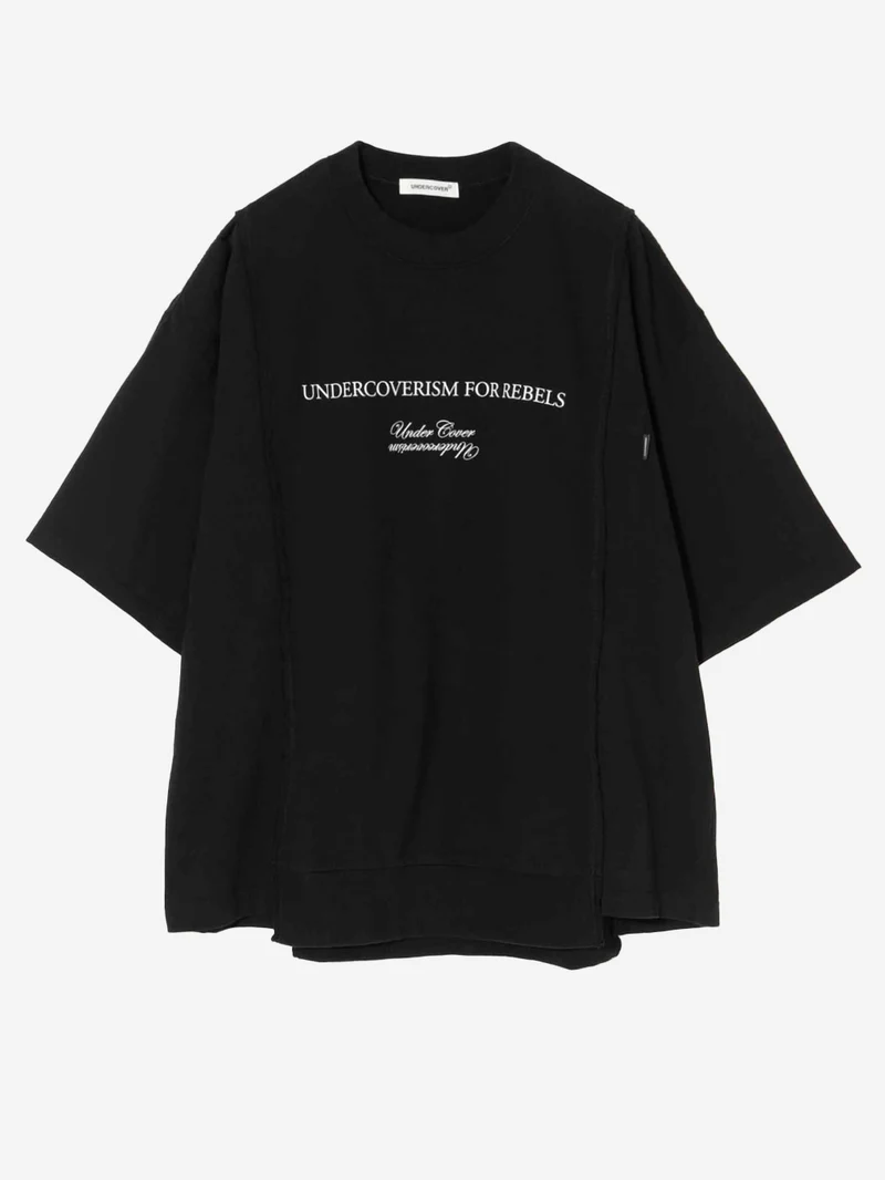 T-shirt nera con grafica 'Undercoverism' e inserti