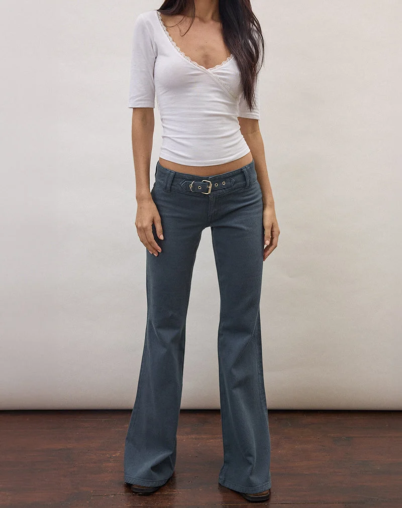 Hose mit Schnallenbund und ausgestelltem Bein in Air Force Blue