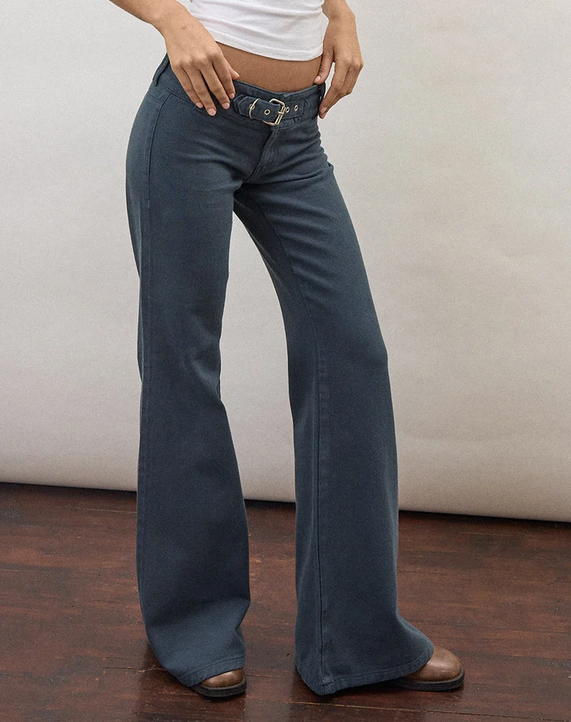 Hose mit Schnallenbund und ausgestelltem Bein in Air Force Blue