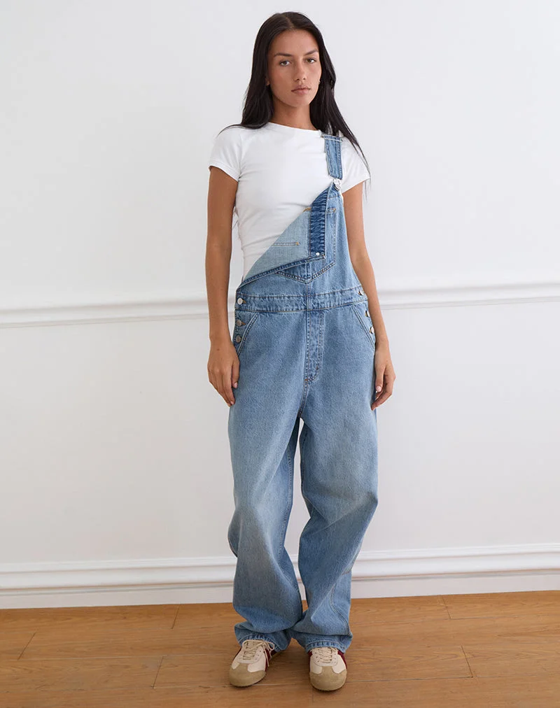 Jeans-Latzhose in leuchtendem Blau, gebraucht