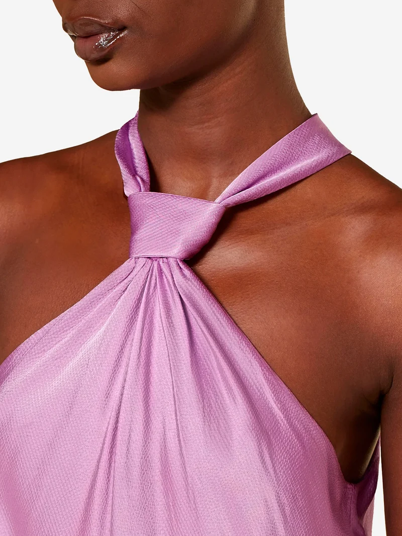 Maxi abito rosa con scollo all'americana e nodo
