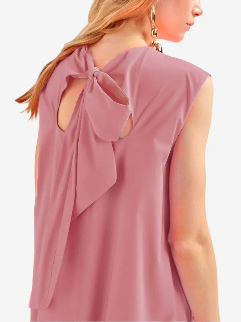 Abito corto rosa con schiena scoperta e fiocco