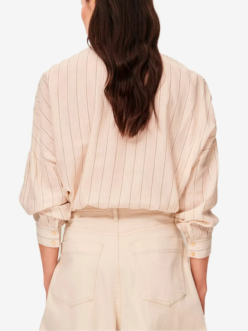 Camicia a righe nere in viscosa con arricciature e bottone gioiello