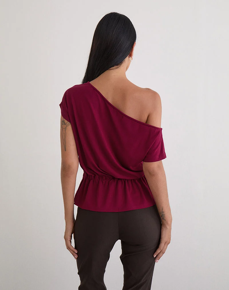 Sika One Shoulder Top in Burgunderrot mit Bindegürtel
