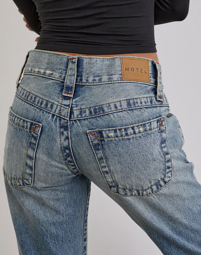 Zerrissene Jeans mit niedrigem Schritt und verdrehter Naht in True Blue