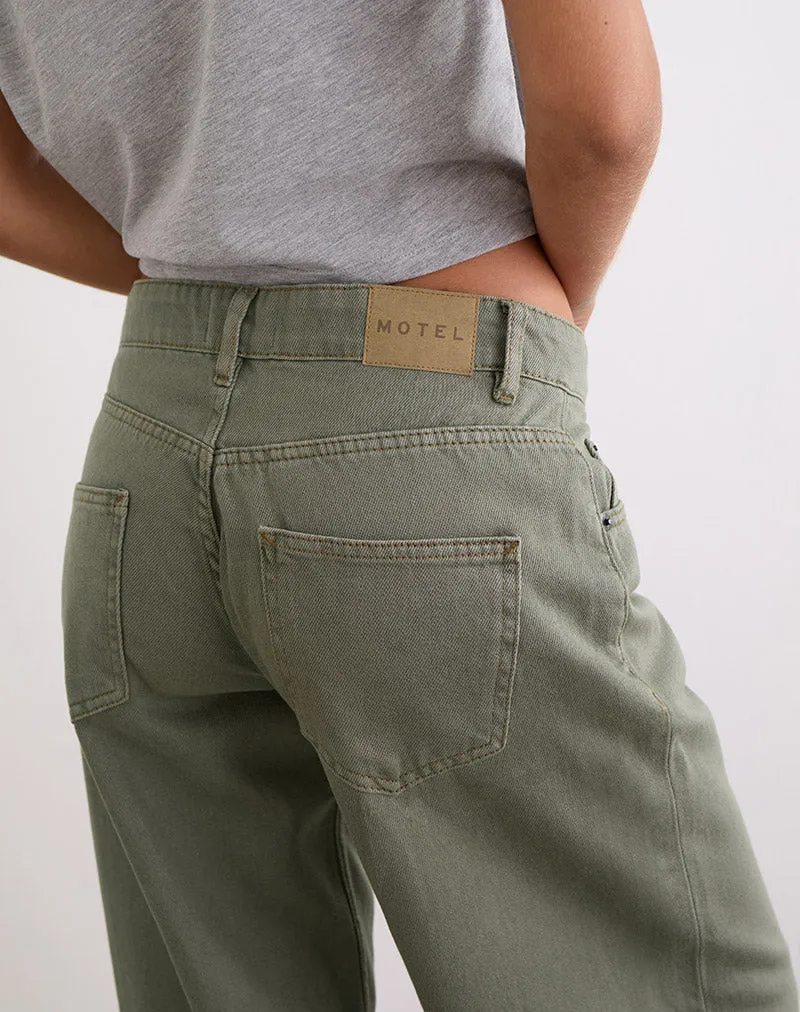 Niedrig geschnittene, geräumige Jeans in Ferngrün