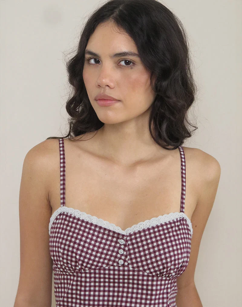 Delphine Mini-Cami-Kleid in Mini-Gingham Wein mit weißer Spitze