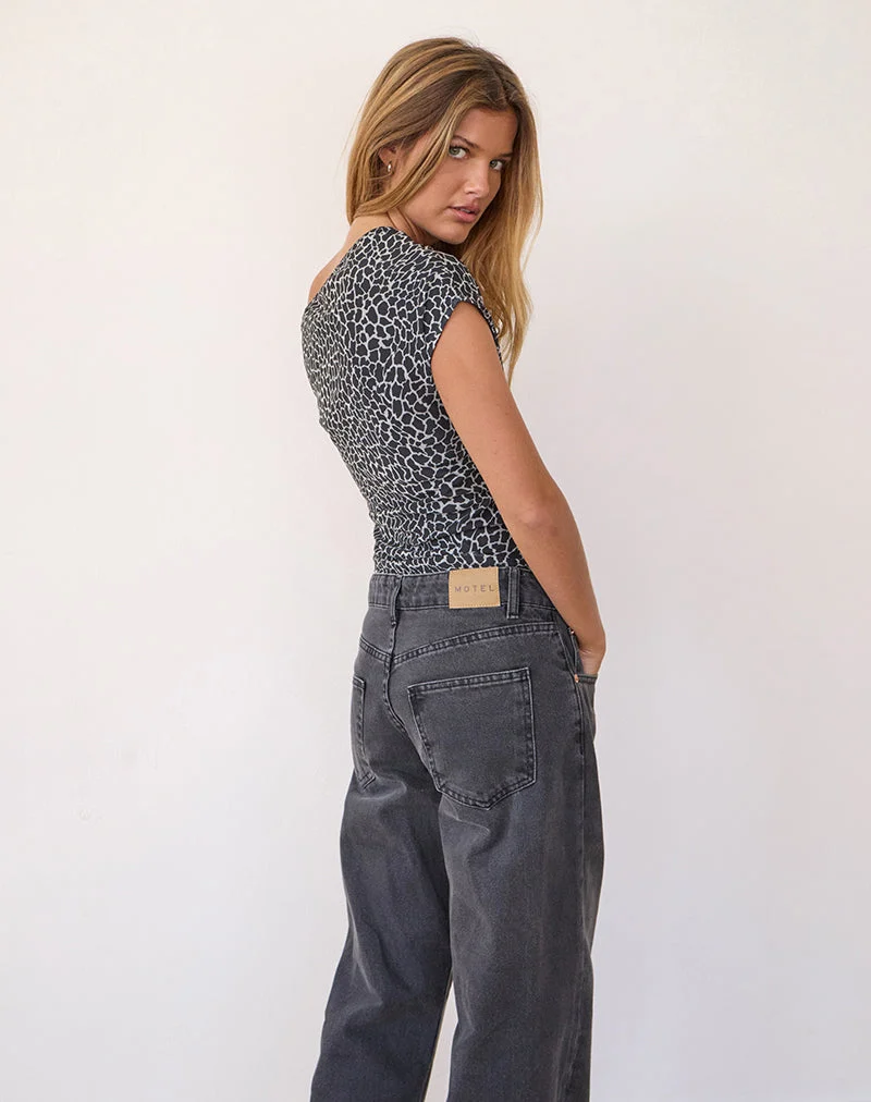 Jaridah Asymmetric Slouch Top in Giraffe Schwarz und Creme