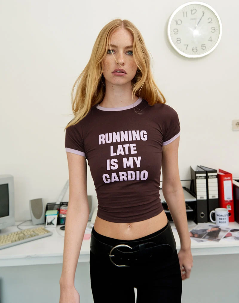 Rinea Tee Top in Bitter Chocolate mit violetter Bindung und Running Late Slogan