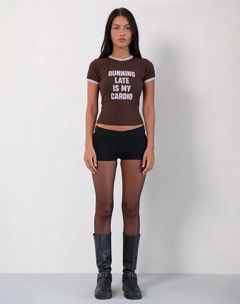 Rinea Tee Top in Bitter Chocolate mit violetter Bindung und Running Late Slogan