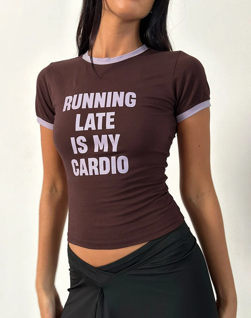 Rinea Tee Top in Bitter Chocolate mit violetter Bindung und Running Late Slogan