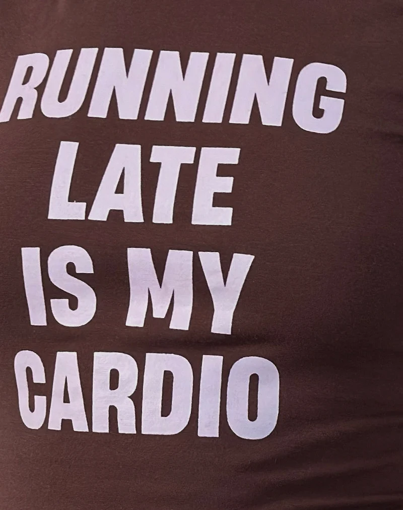 Rinea Tee Top in Bitter Chocolate mit violetter Bindung und Running Late Slogan