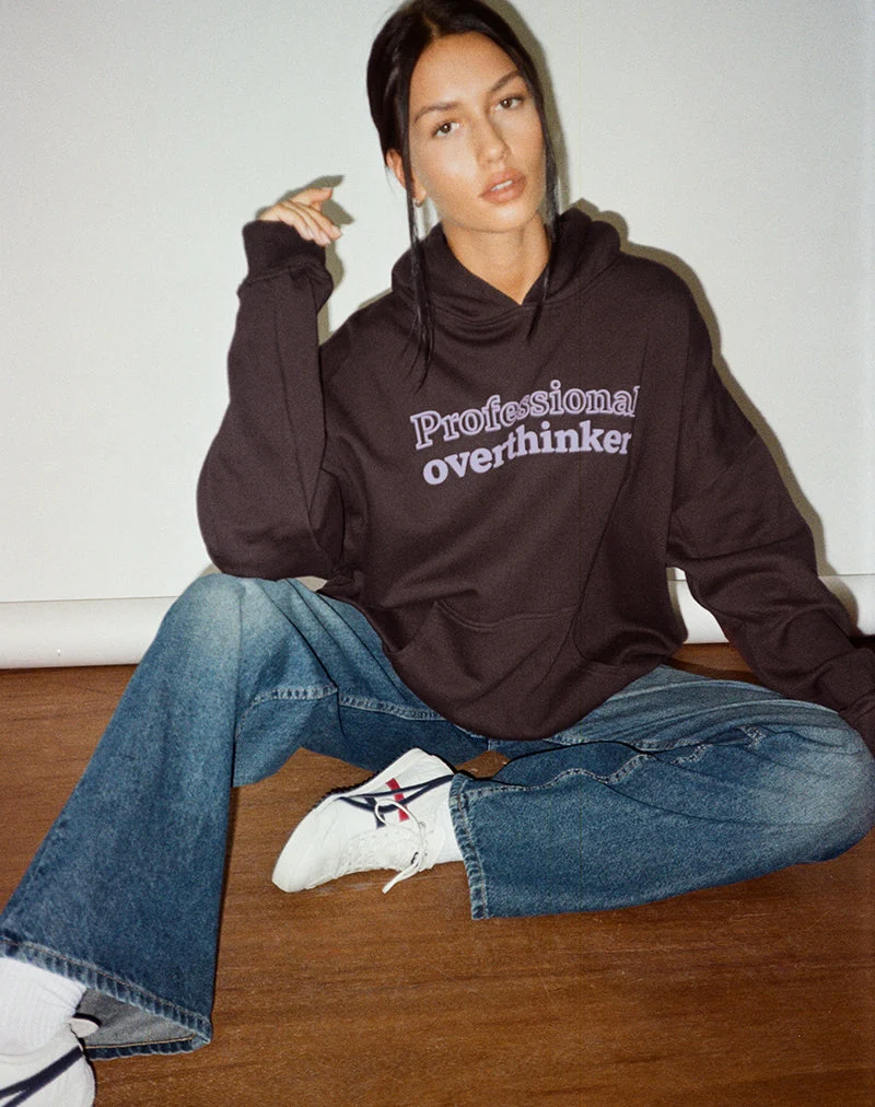 Übergroßer Kapuzenpullover in Bitterschokolade mit Overthinker-Print