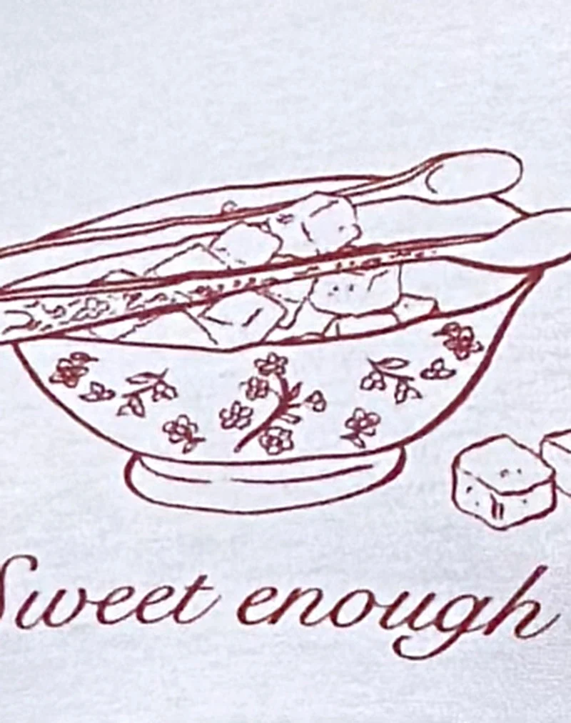 Zyzy Baby Tee in Weiß mit Sweet Enough Grafik