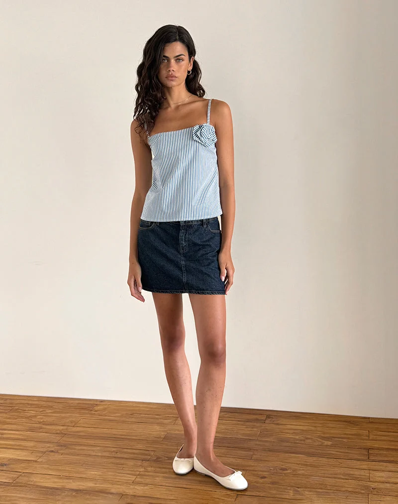Flowa Top in Blau Kleiner vertikaler Streifen mit Rosette