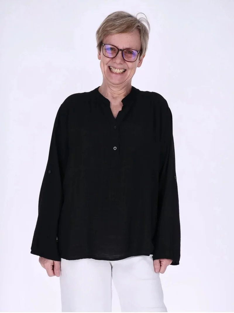 Damen Blusenshirt aus Viskose mit Krempelärmeln und Knopfleiste – Schwarz