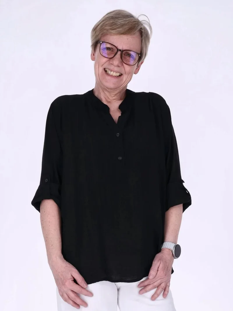 Damen Blusenshirt aus Viskose mit Krempelärmeln und Knopfleiste – Schwarz