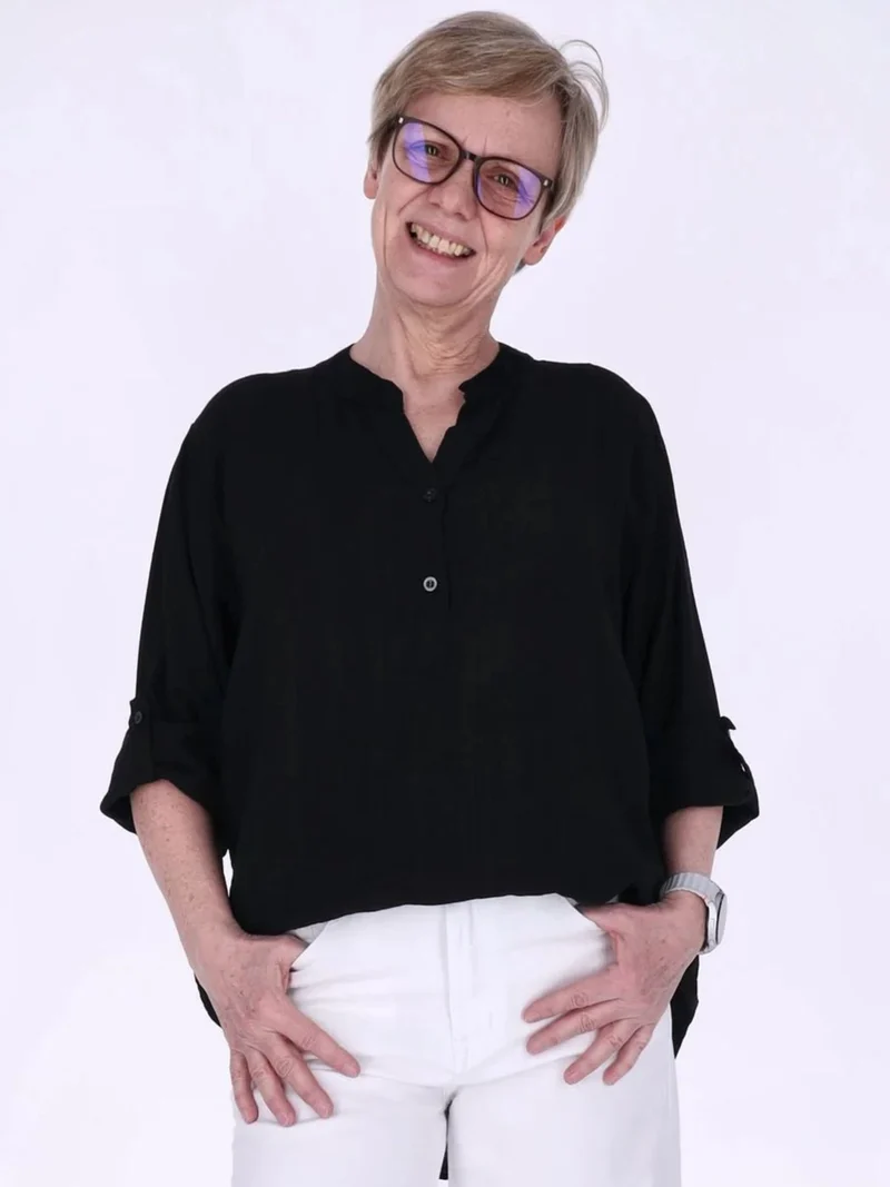 Damen Blusenshirt aus Viskose mit Krempelärmeln und Knopfleiste – Schwarz
