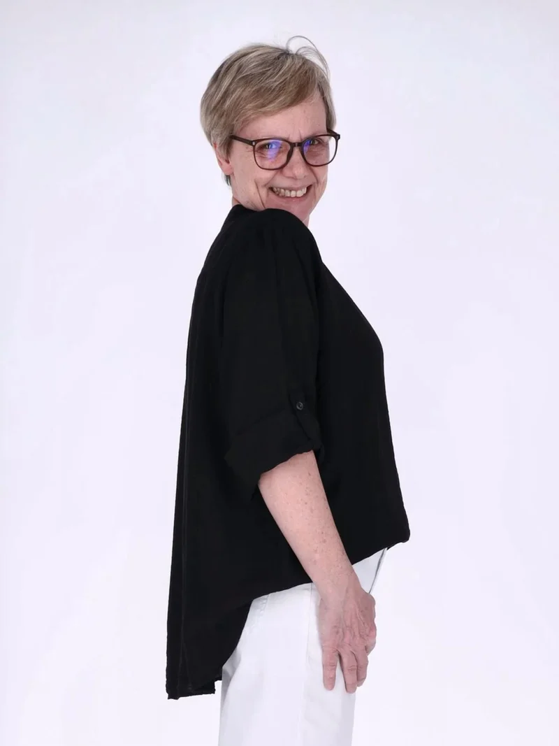 Damen Blusenshirt aus Viskose mit Krempelärmeln und Knopfleiste – Schwarz